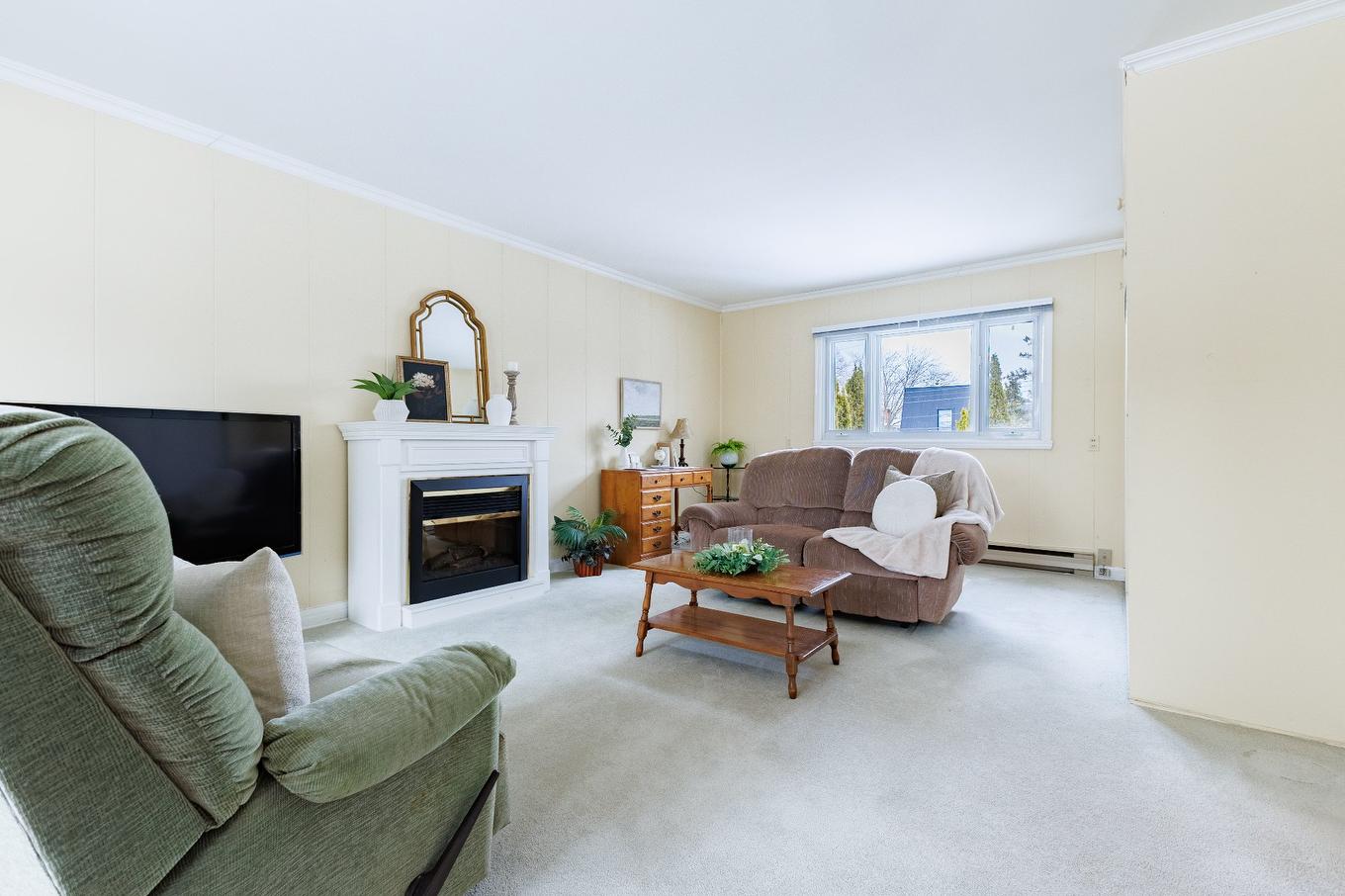 Family room - 860 47E Avenue, Montréal (Lachine), QC - Indoor Photo Showing Living Room With Fireplace