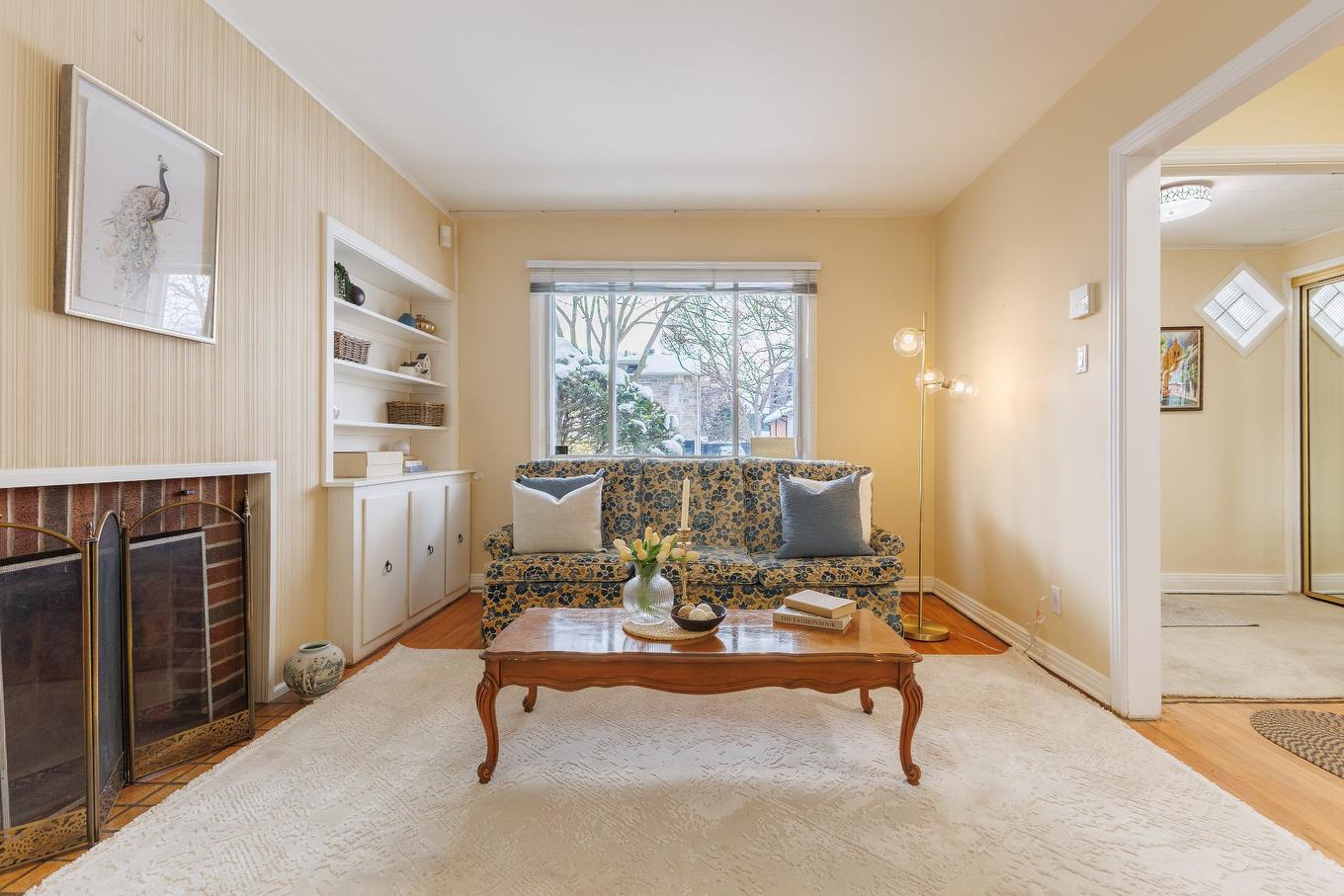 Living room - 860 47E Avenue, Montréal (Lachine), QC - Indoor Photo Showing Living Room With Fireplace