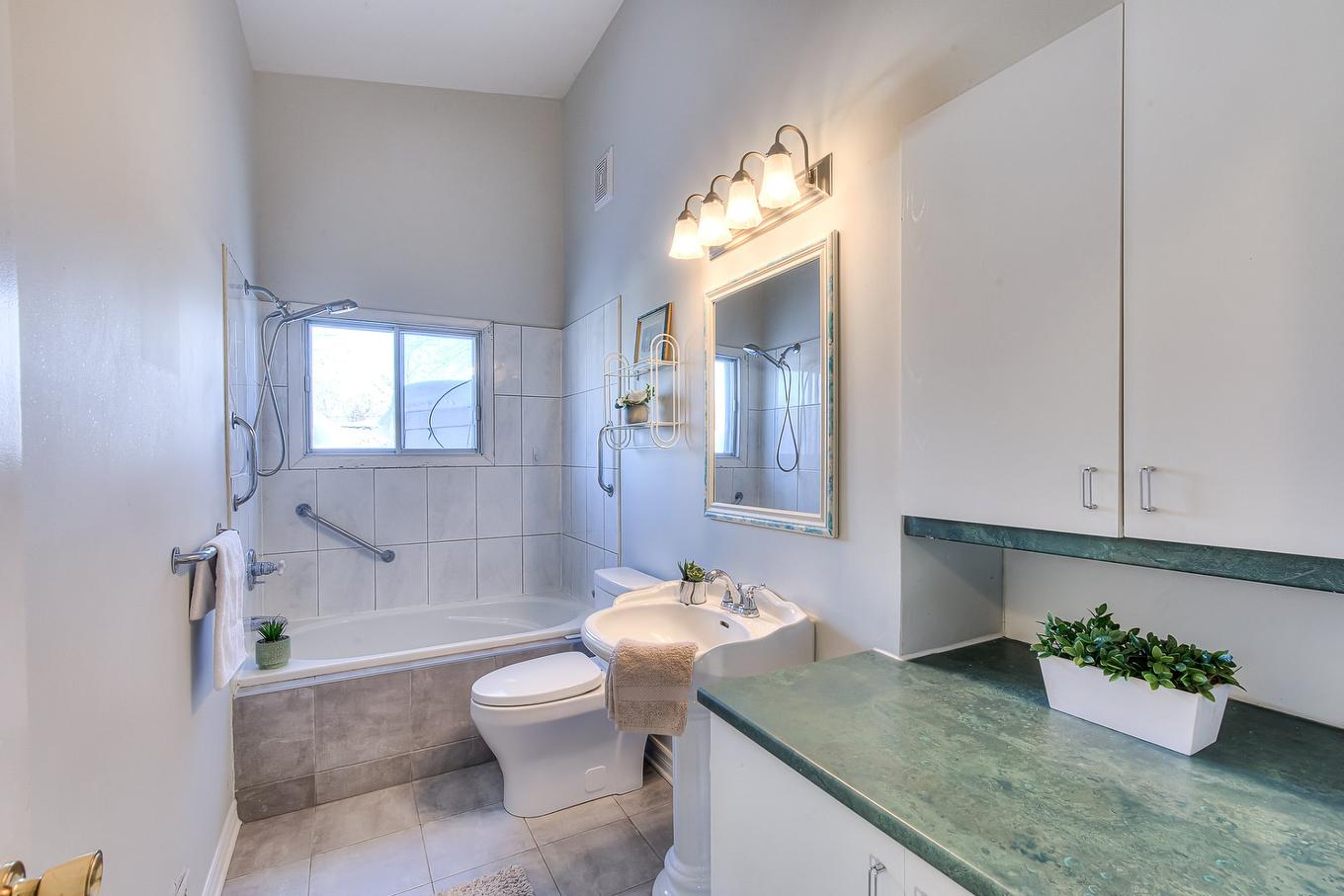 Bathroom - 139 Av. Giroux, Laval (Laval-Des-Rapides), QC - Indoor Photo Showing Bathroom