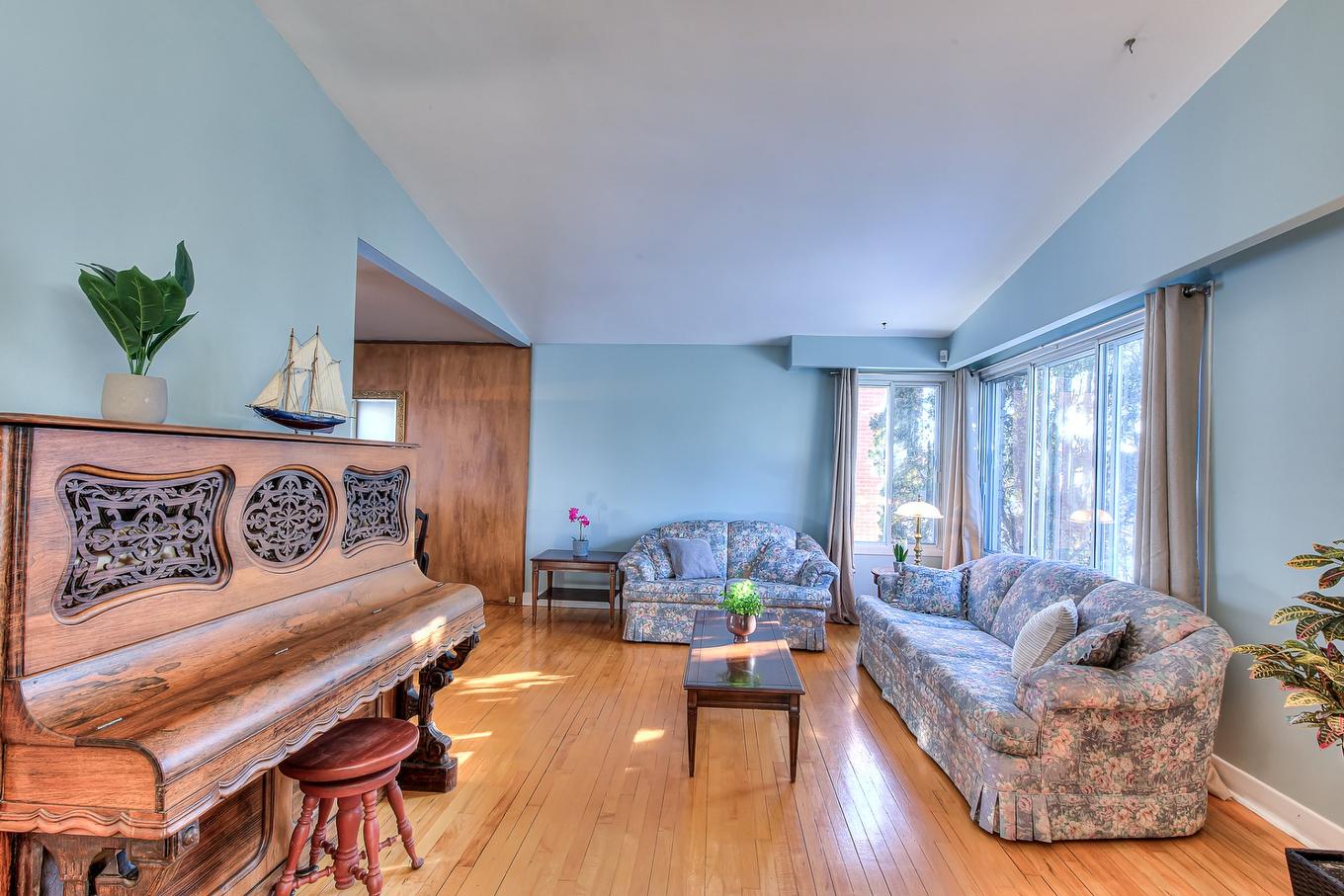 Living room - 139 Av. Giroux, Laval (Laval-Des-Rapides), QC - Indoor Photo Showing Living Room