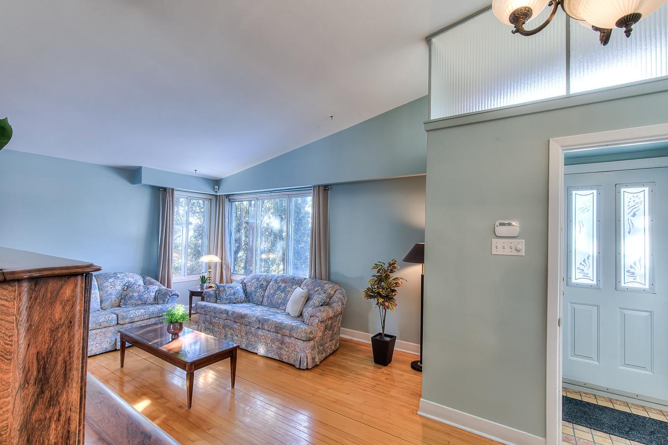 Living room - 139 Av. Giroux, Laval (Laval-Des-Rapides), QC - Indoor Photo Showing Living Room