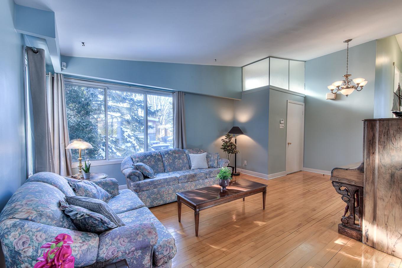 Living room - 139 Av. Giroux, Laval (Laval-Des-Rapides), QC - Indoor Photo Showing Living Room