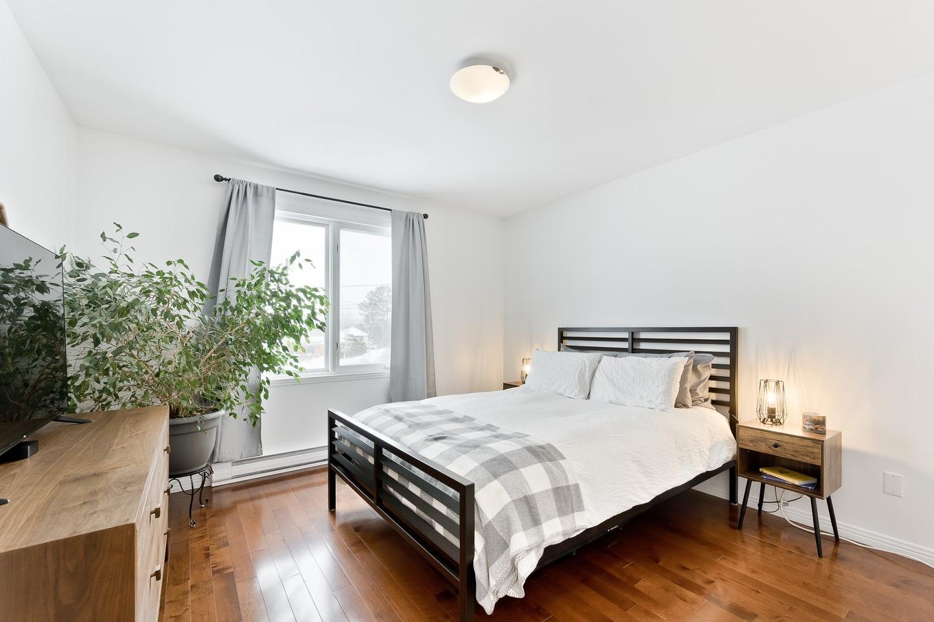 Chambre à coucher principale - 1487 Rue Des Roses, Sherbrooke (Fleurimont), QC - Indoor Photo Showing Bedroom