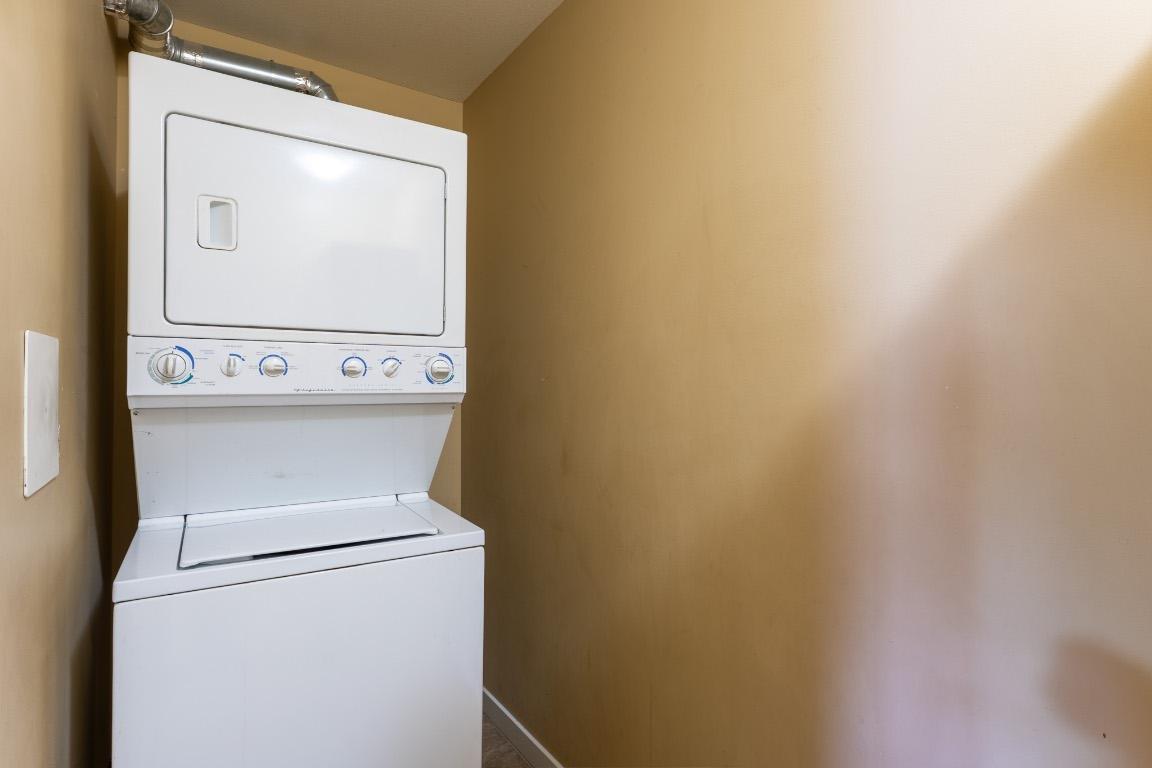 306-135 Ziprick Road, Kelowna, BC - Indoor Photo Showing Laundry Room