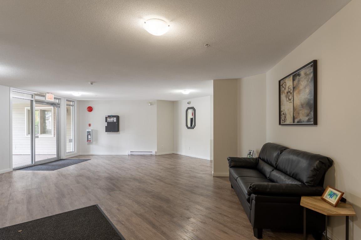 306-135 Ziprick Road, Kelowna, BC - Indoor Photo Showing Living Room