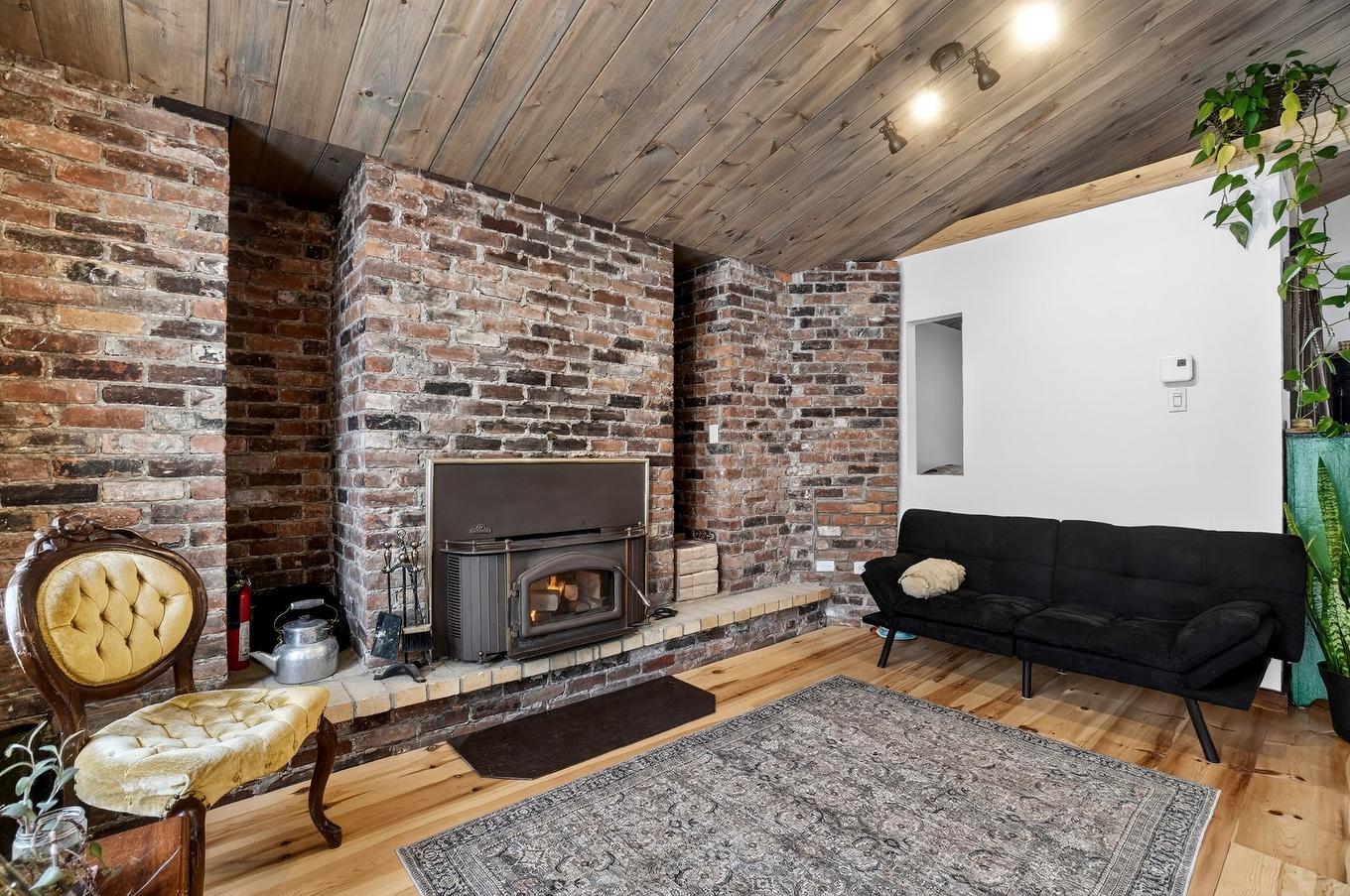 Salon - 727 Ch. De Courchevel, Saint-Adolphe-D'Howard, QC - Indoor Photo Showing Living Room With Fireplace