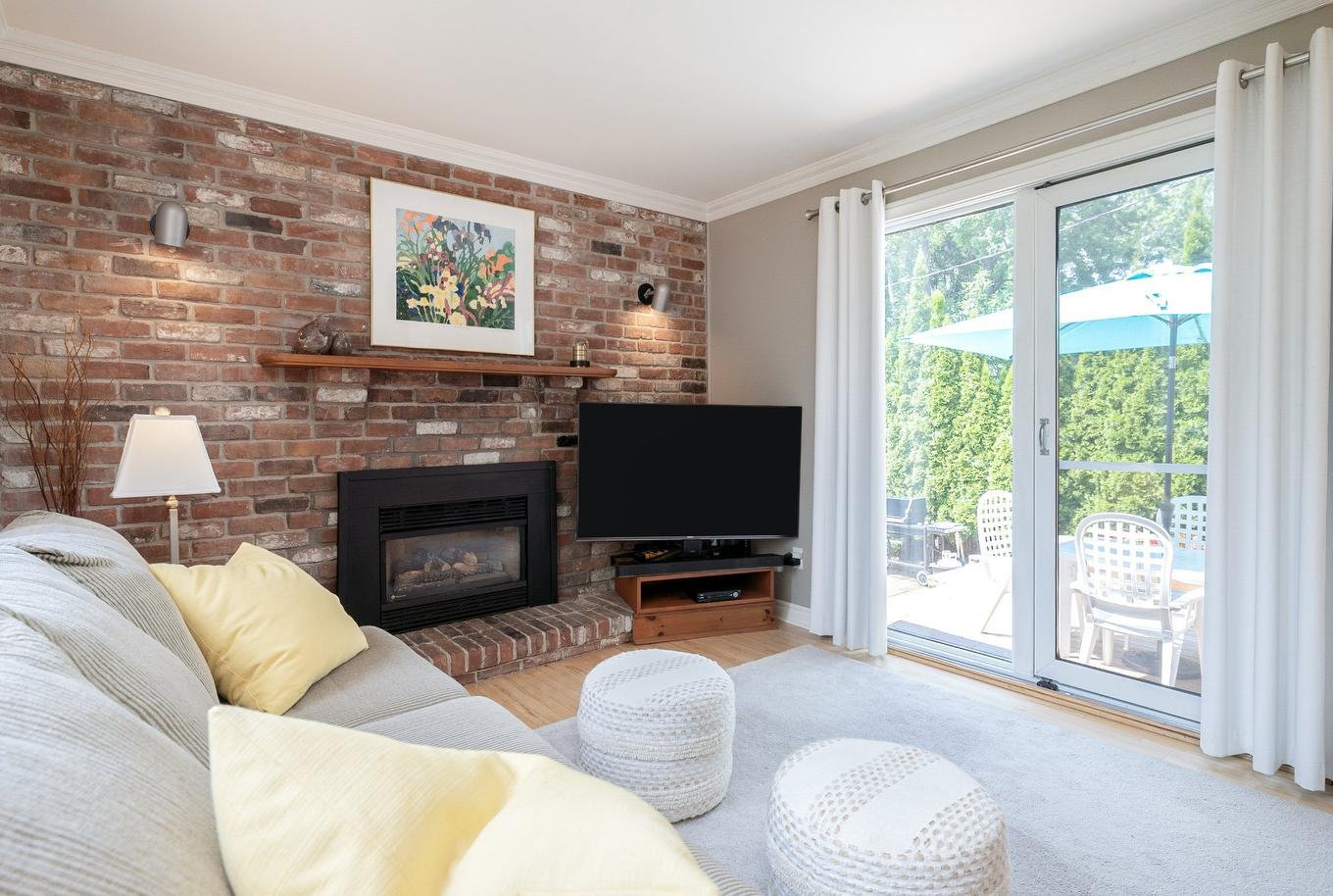 Den - 66 Rue Park Ridge, Kirkland, QC - Indoor Photo Showing Living Room With Fireplace