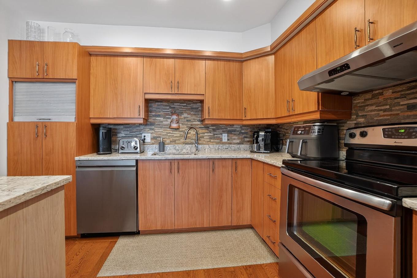 Kitchen - 100-1838 Av. Victoria, Longueuil (Greenfield Park), QC - Indoor Photo Showing Kitchen