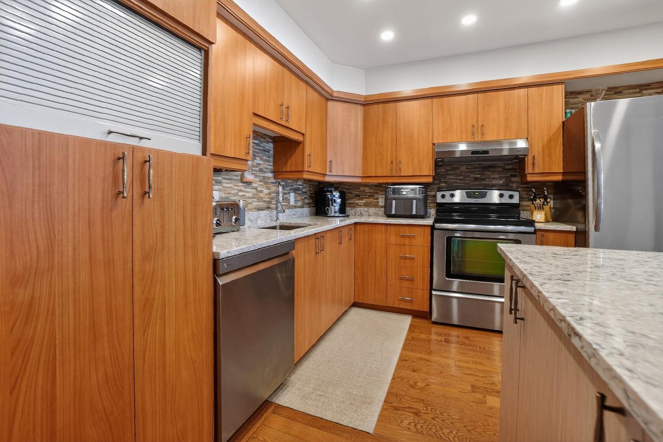 Kitchenette - 100-1838 Av. Victoria, Longueuil (Greenfield Park), QC - Indoor Photo Showing Kitchen