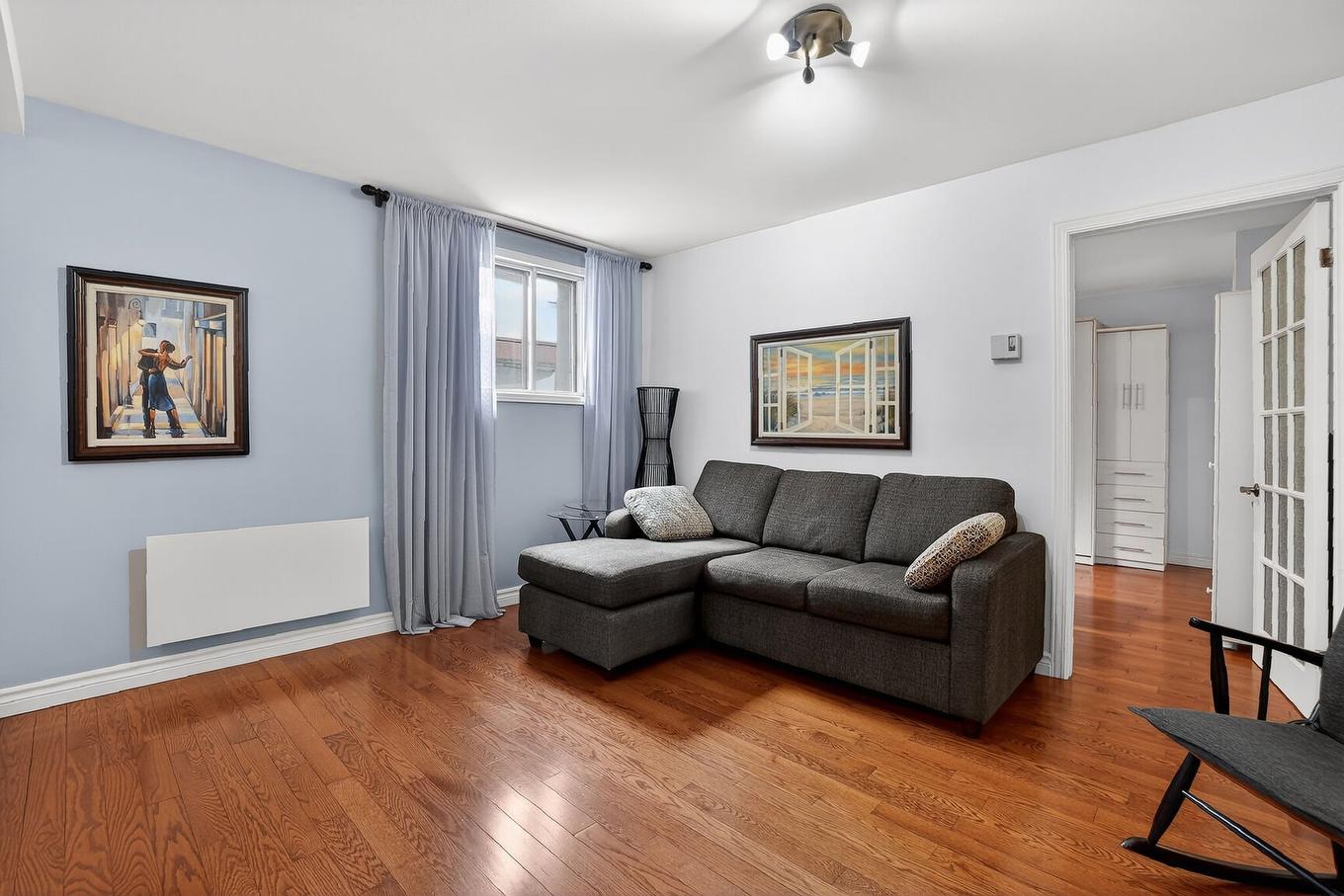 Family room - 100-1838 Av. Victoria, Longueuil (Greenfield Park), QC - Indoor Photo Showing Living Room