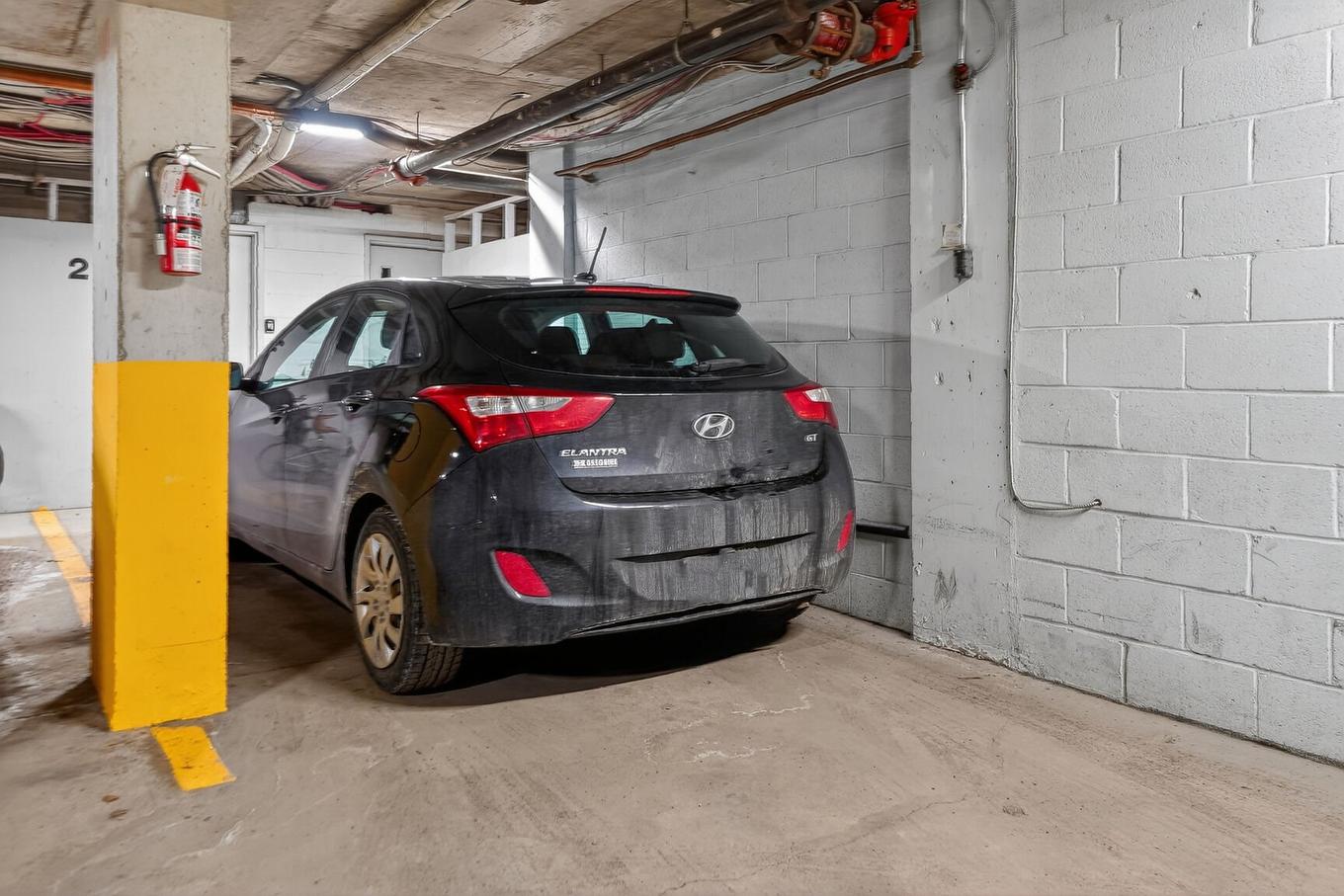 Garage - 100-1838 Av. Victoria, Longueuil (Greenfield Park), QC - Indoor Photo Showing Garage