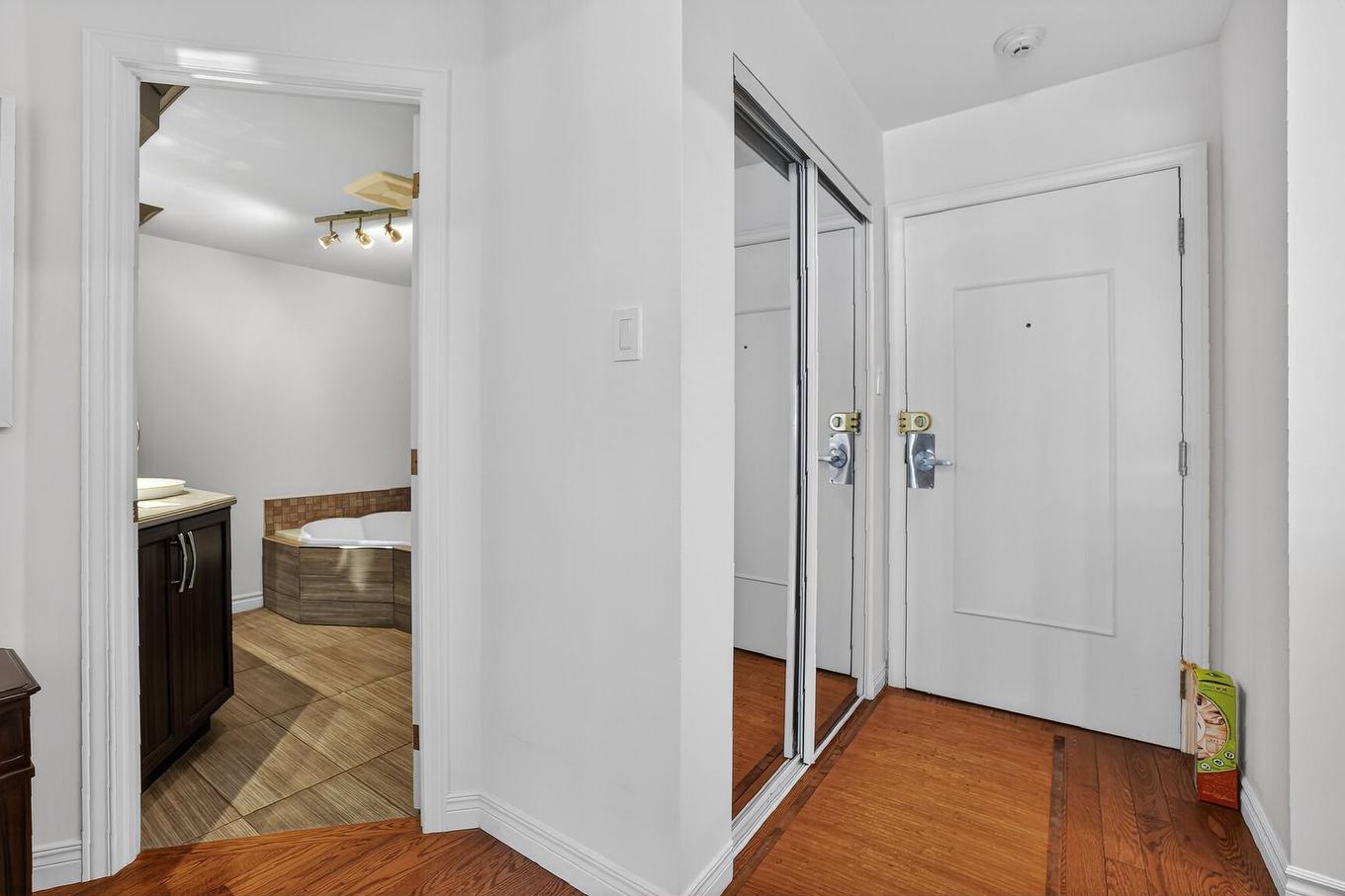 Hall - 100-1838 Av. Victoria, Longueuil (Greenfield Park), QC - Indoor Photo Showing Other Room