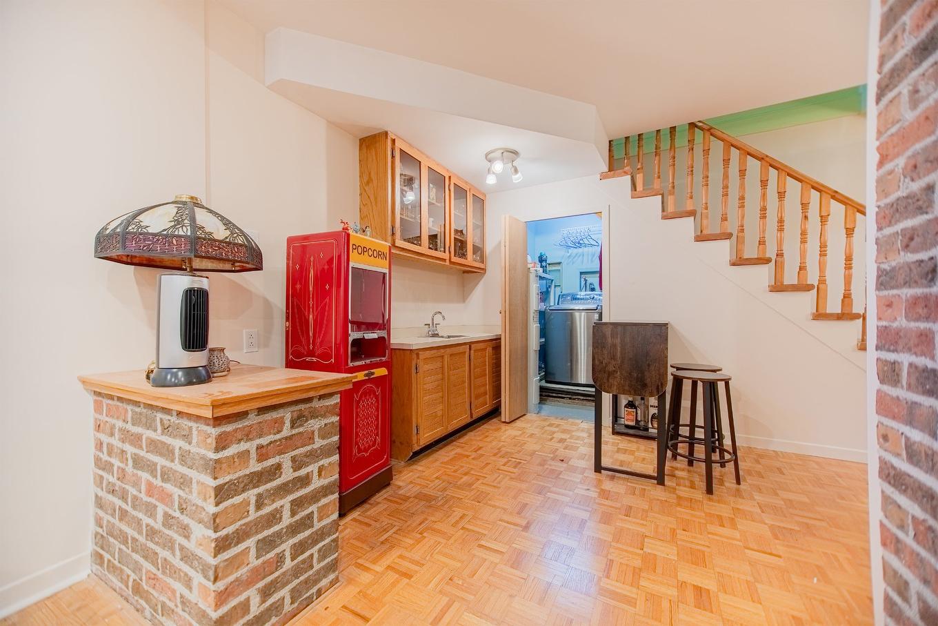 Bar - 674 Rue Parker, Longueuil (Greenfield Park), QC - Indoor