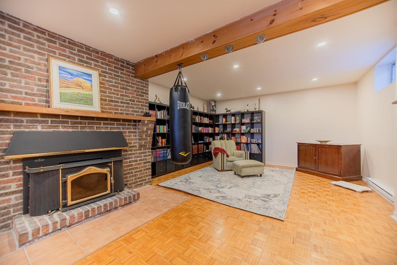 Family room - 674 Rue Parker, Longueuil (Greenfield Park), QC - Indoor Photo Showing Living Room With Fireplace
