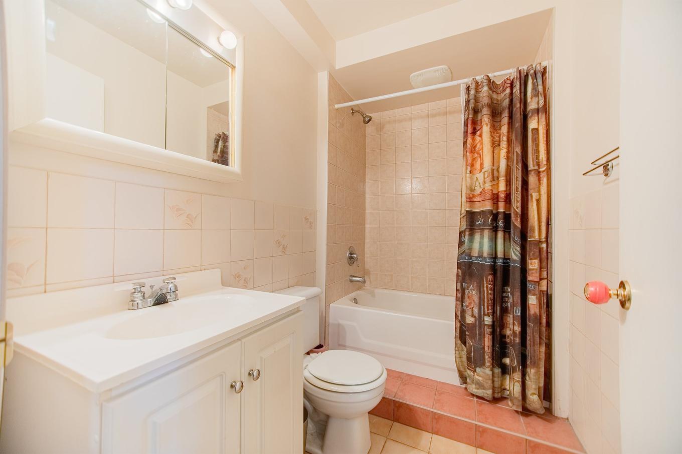 Bathroom - 674 Rue Parker, Longueuil (Greenfield Park), QC - Indoor Photo Showing Bathroom