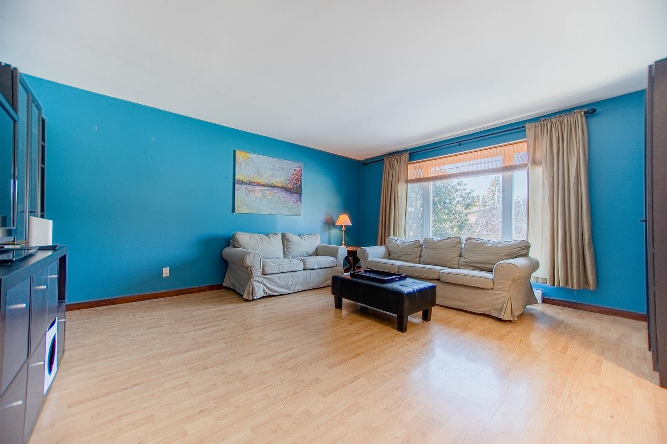 Living room - 674 Rue Parker, Longueuil (Greenfield Park), QC - Indoor Photo Showing Living Room