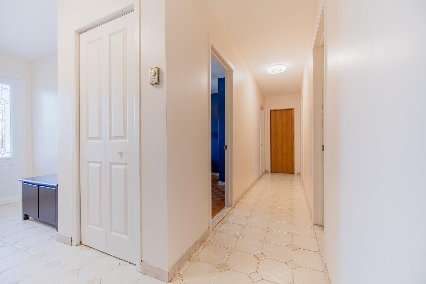 Passageway - 674 Rue Parker, Longueuil (Greenfield Park), QC - Indoor Photo Showing Other Room