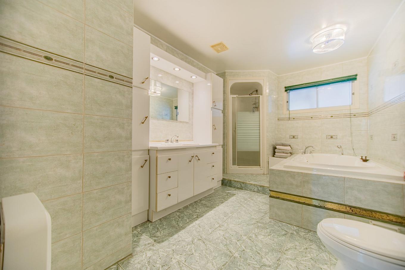 Bathroom - 674 Rue Parker, Longueuil (Greenfield Park), QC - Indoor Photo Showing Bathroom