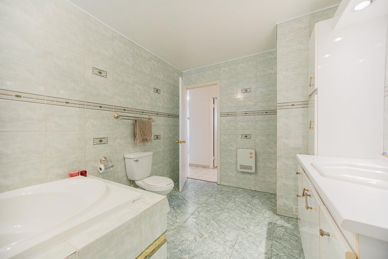 Bathroom - 674 Rue Parker, Longueuil (Greenfield Park), QC - Indoor Photo Showing Bathroom