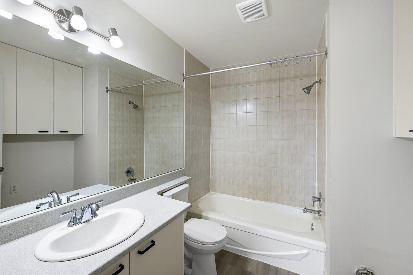 Bathroom - 407-100 Rue Sacré-Coeur, Longueuil (Le Vieux-Longueuil), QC - Indoor Photo Showing Bathroom