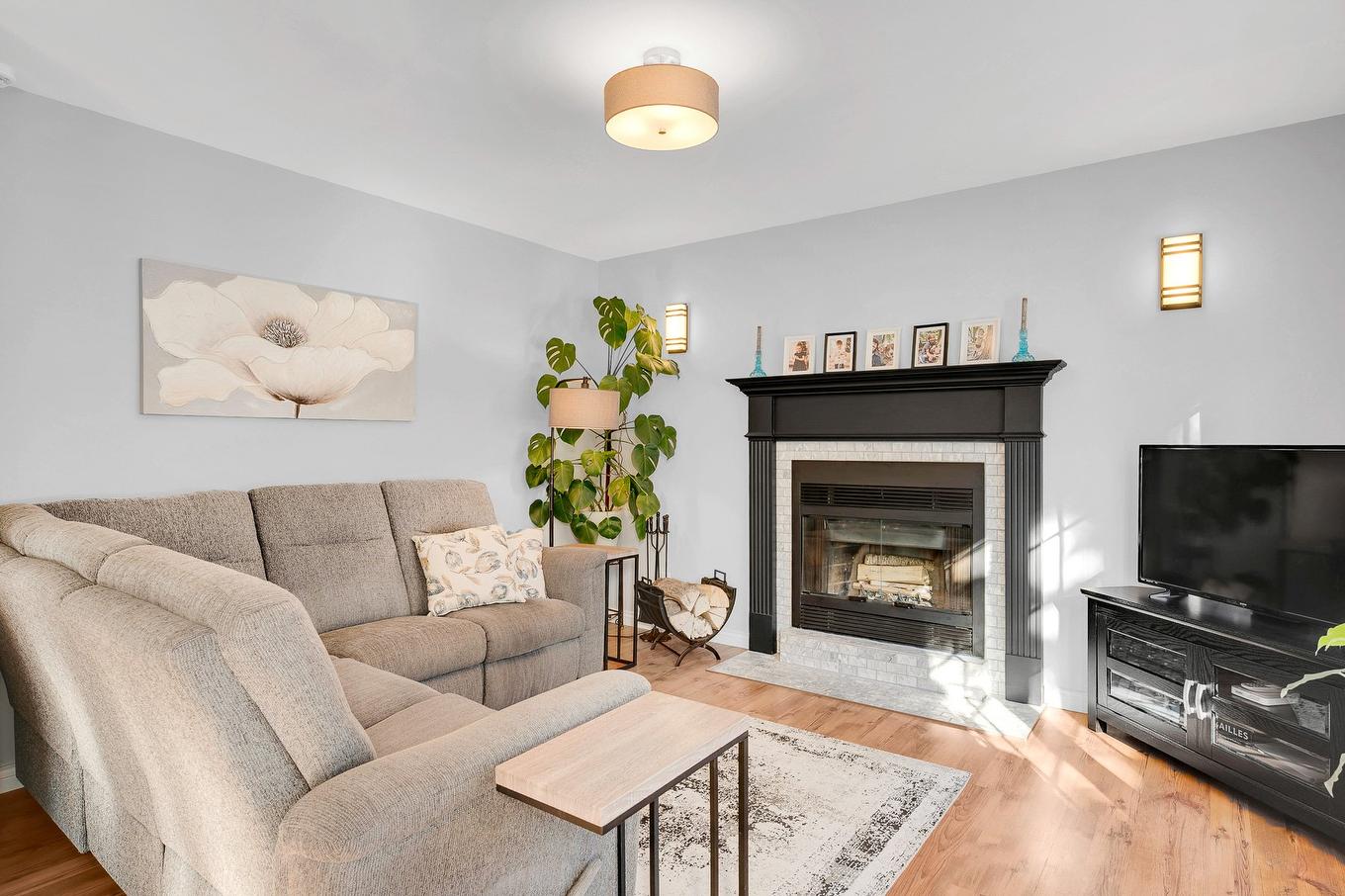 Living room - 1566 Rue Michel-Blondin, Prévost, QC - Indoor Photo Showing Living Room With Fireplace