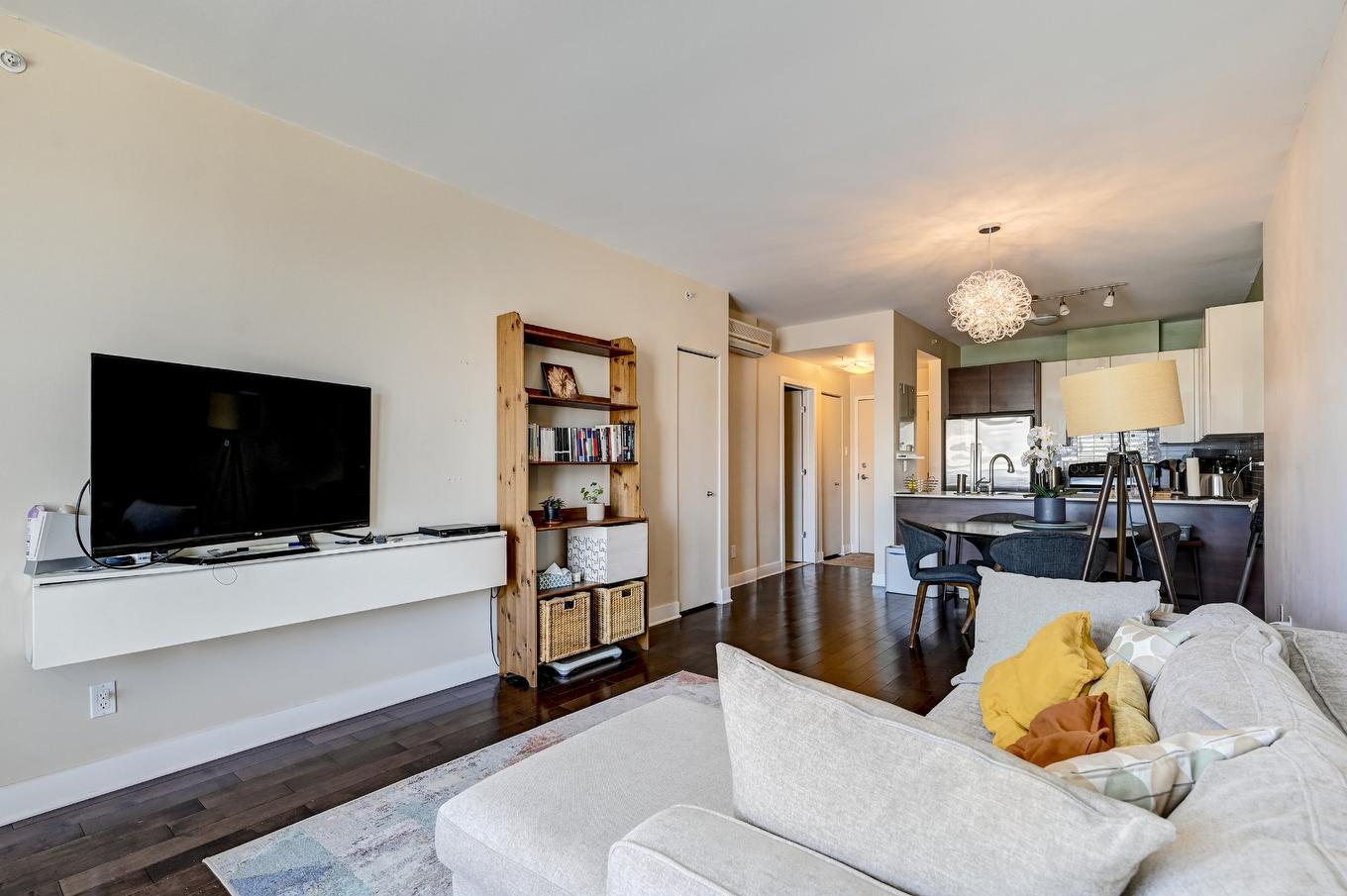 Overall view - 804-5025 Rue Paré, Montréal (Côte-Des-Neiges/Notre-Dame-De-Grâce), QC - Indoor Photo Showing Living Room