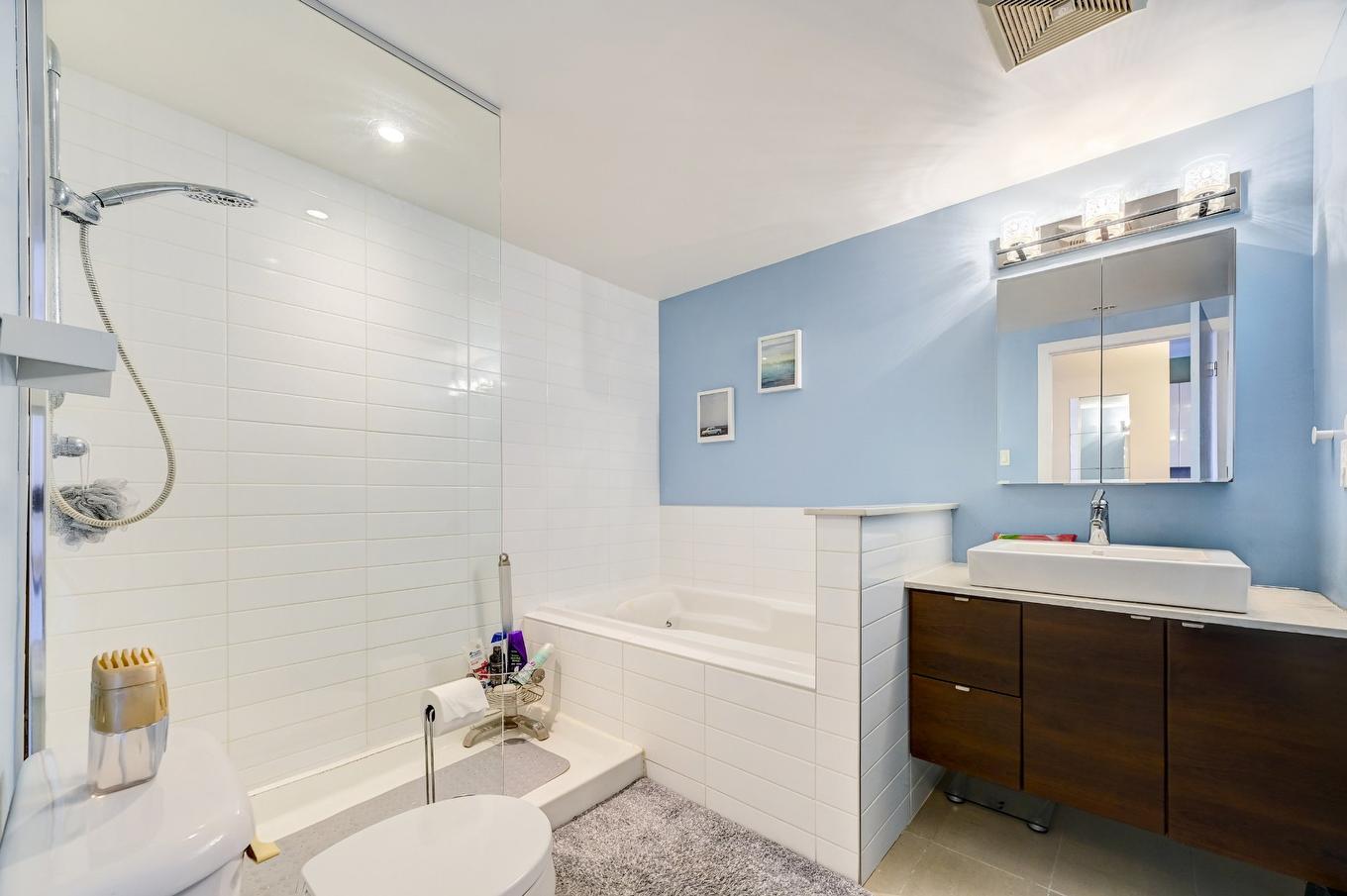 Bathroom - 804-5025 Rue Paré, Montréal (Côte-Des-Neiges/Notre-Dame-De-Grâce), QC - Indoor Photo Showing Bathroom