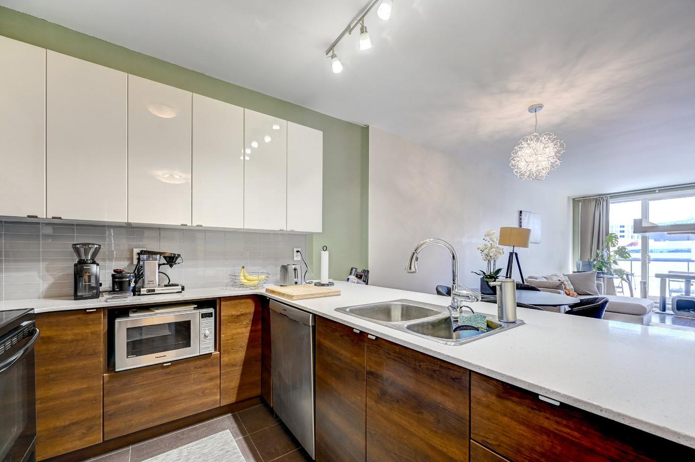 Kitchen - 804-5025 Rue Paré, Montréal (Côte-Des-Neiges/Notre-Dame-De-Grâce), QC - Indoor Photo Showing Kitchen With Double Sink