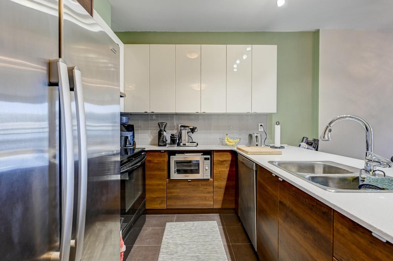 Kitchen - 804-5025 Rue Paré, Montréal (Côte-Des-Neiges/Notre-Dame-De-Grâce), QC - Indoor Photo Showing Kitchen With Double Sink With Upgraded Kitchen
