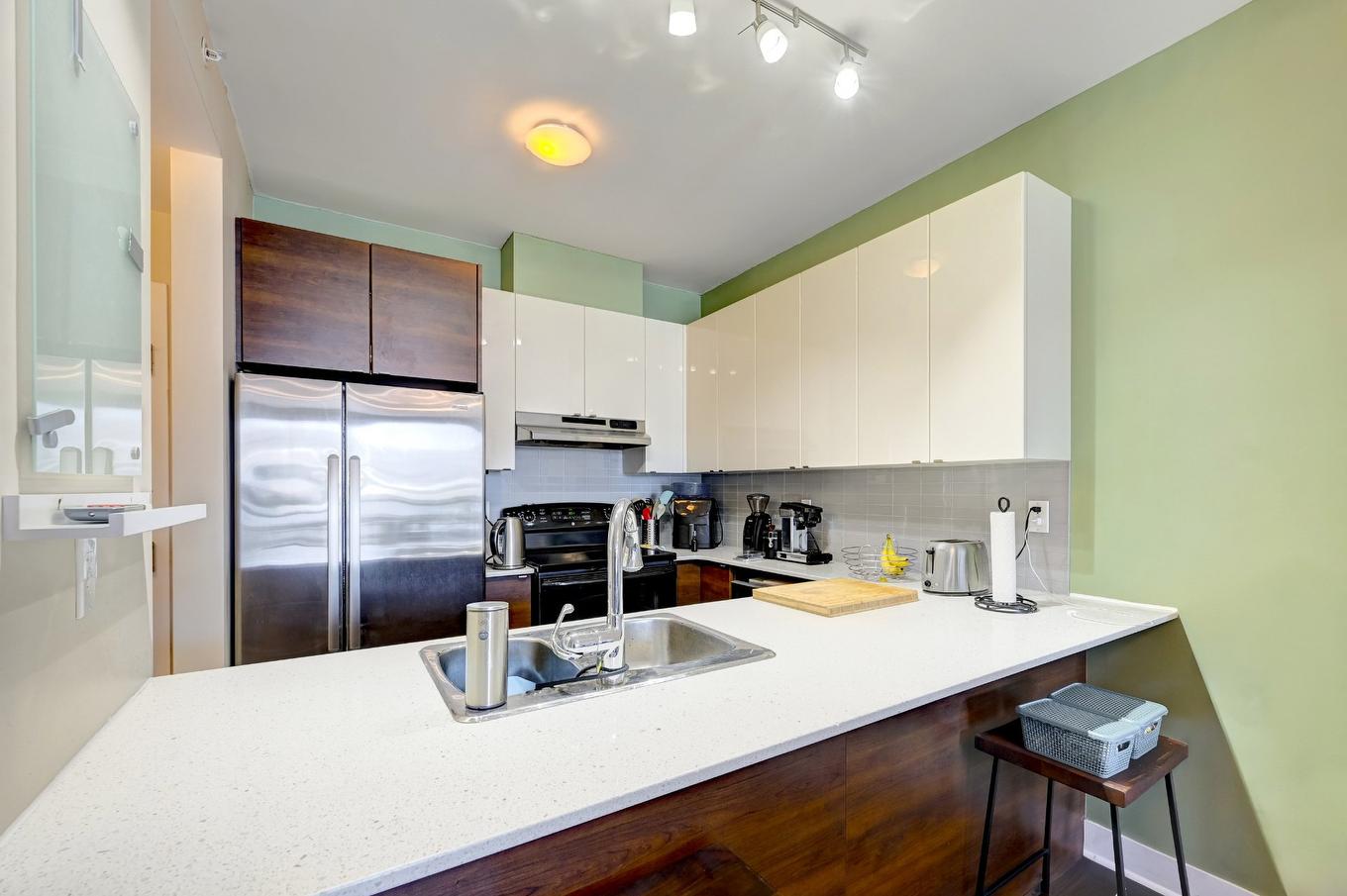 Kitchen - 804-5025 Rue Paré, Montréal (Côte-Des-Neiges/Notre-Dame-De-Grâce), QC - Indoor Photo Showing Kitchen With Double Sink With Upgraded Kitchen
