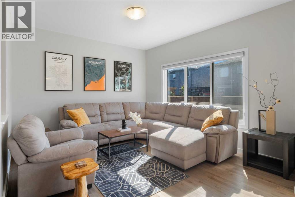 33 Walcrest Way Se, Calgary, AB - Indoor Photo Showing Living Room