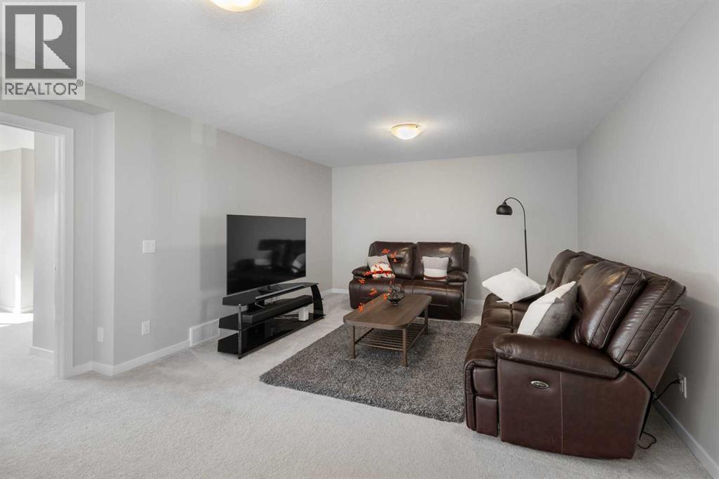33 Walcrest Way Se, Calgary, AB - Indoor Photo Showing Living Room