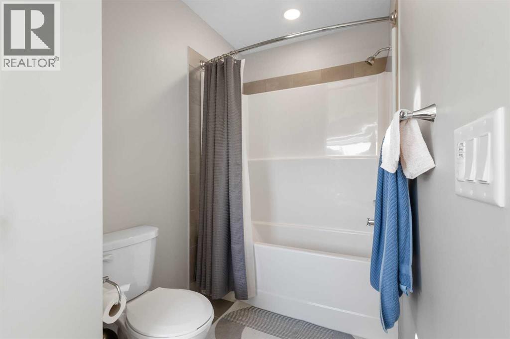 33 Walcrest Way Se, Calgary, AB - Indoor Photo Showing Bathroom