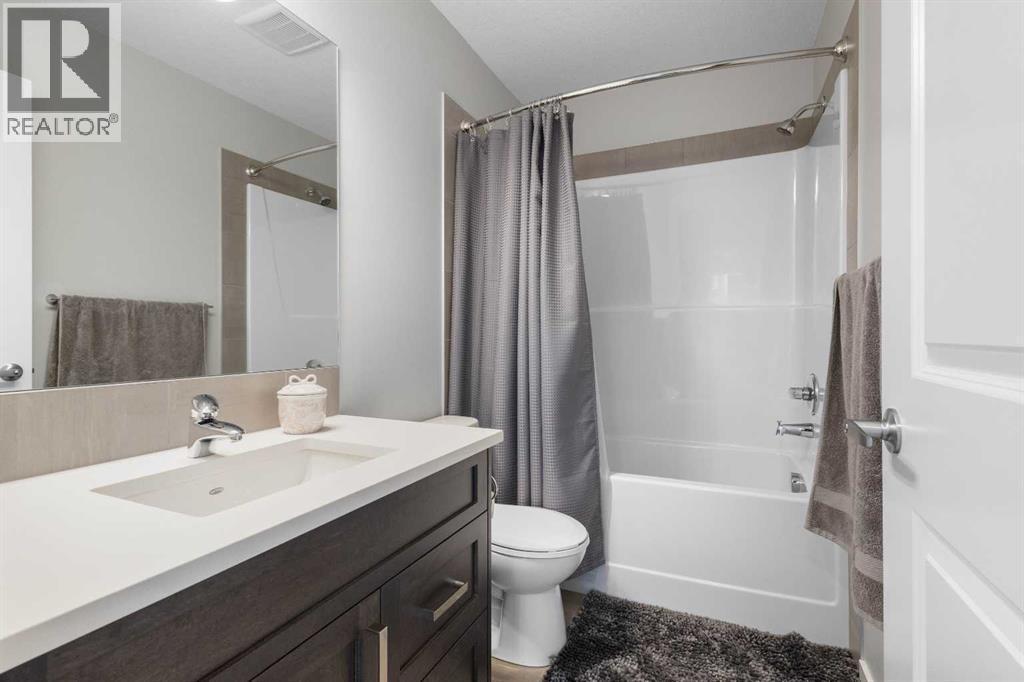 33 Walcrest Way Se, Calgary, AB - Indoor Photo Showing Bathroom