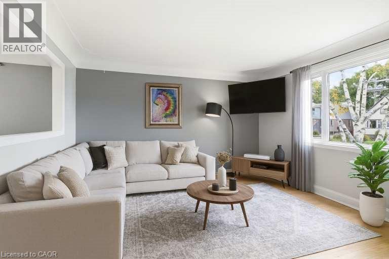 58 Seven Oaks Drive, Hamilton, ON - Indoor Photo Showing Living Room