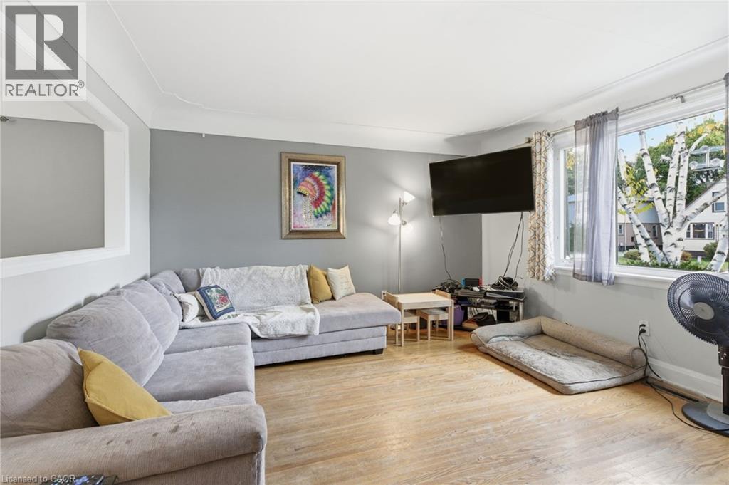 58 Seven Oaks Drive, Hamilton, ON - Indoor Photo Showing Living Room