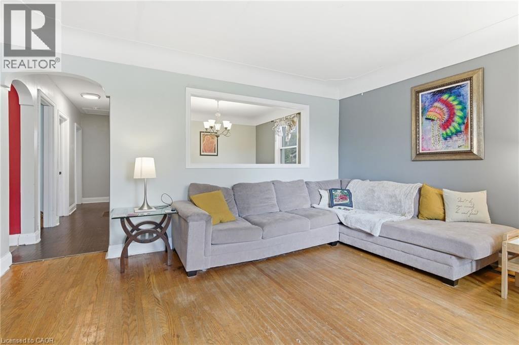 58 Seven Oaks Drive, Hamilton, ON - Indoor Photo Showing Living Room