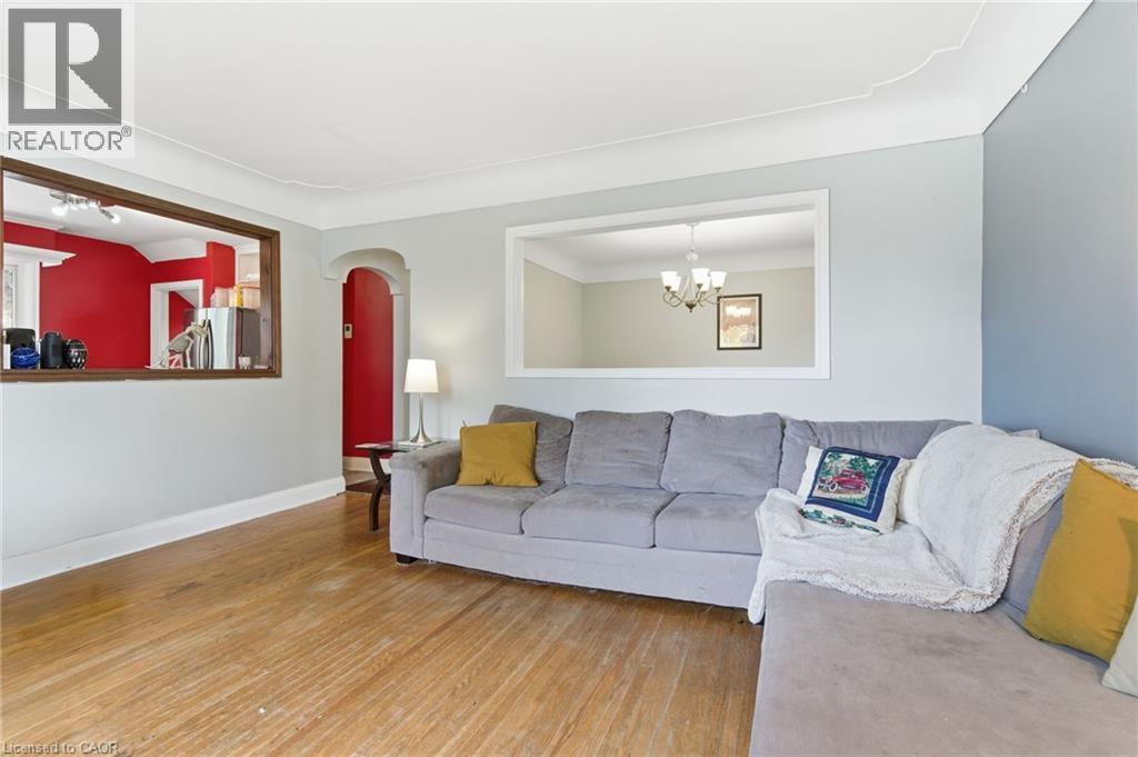 58 Seven Oaks Drive, Hamilton, ON - Indoor Photo Showing Living Room