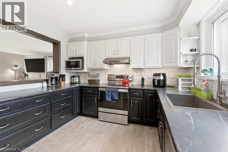 58 Seven Oaks Drive, Hamilton, ON - Indoor Photo Showing Kitchen With Upgraded Kitchen