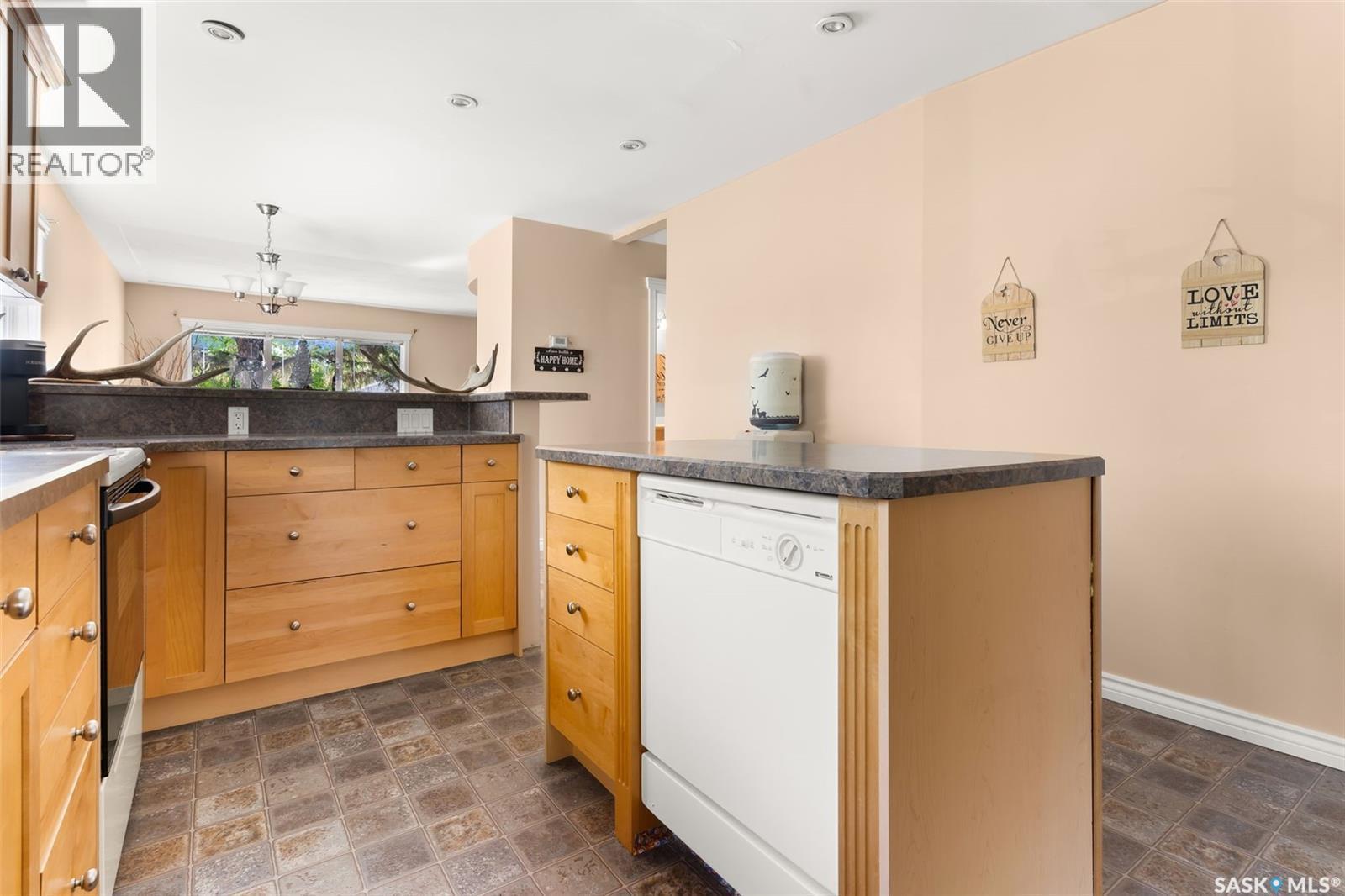 2353 Reynolds Street, Regina, SK - Indoor Photo Showing Kitchen