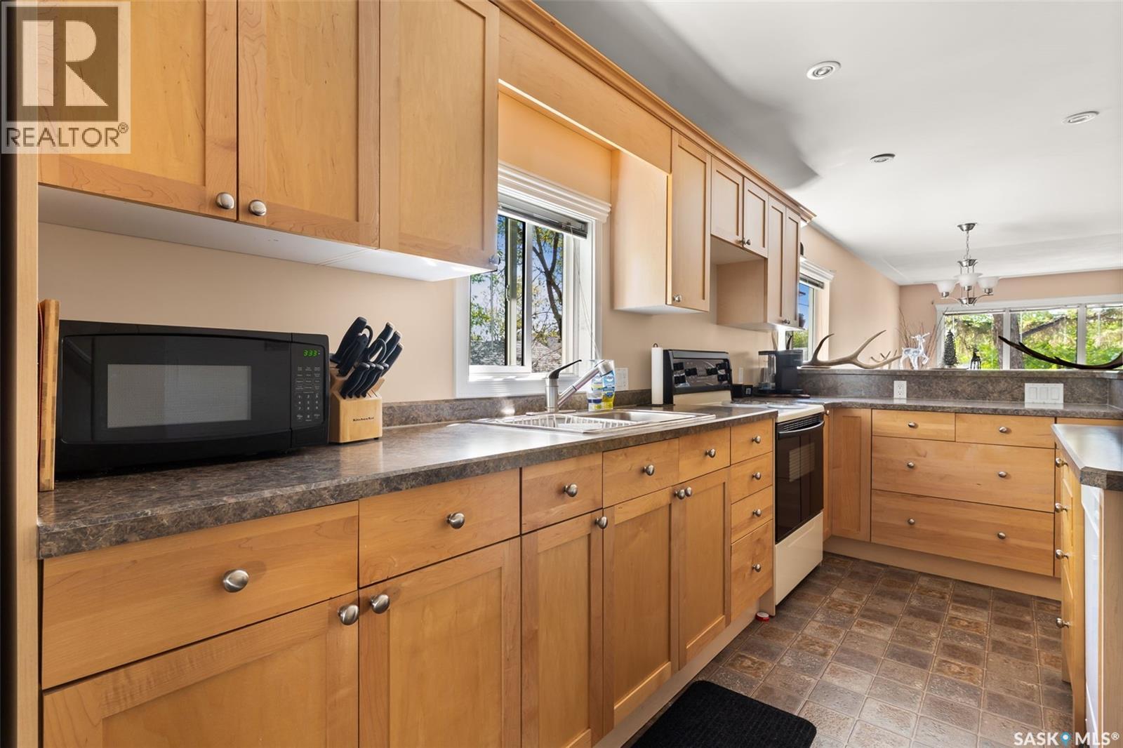 2353 Reynolds Street, Regina, SK - Indoor Photo Showing Kitchen With Double Sink