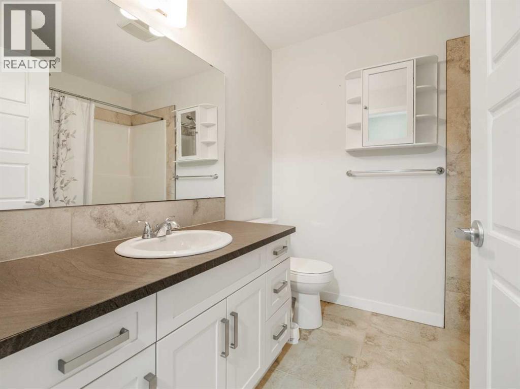 98 Moonlight Boulevard W, Lethbridge, AB - Indoor Photo Showing Bathroom