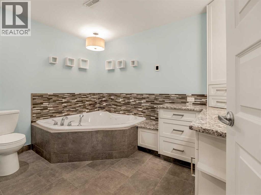 98 Moonlight Boulevard W, Lethbridge, AB - Indoor Photo Showing Bathroom
