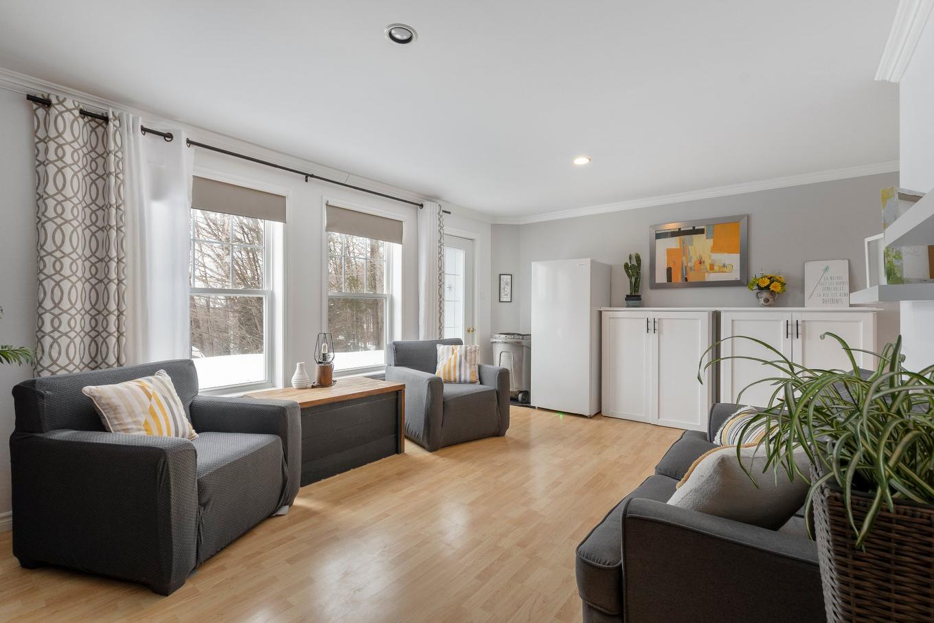 Salle familiale - 19 Ch. De La Fleur-De-Lune, Saint-Sauveur, QC - Indoor Photo Showing Living Room