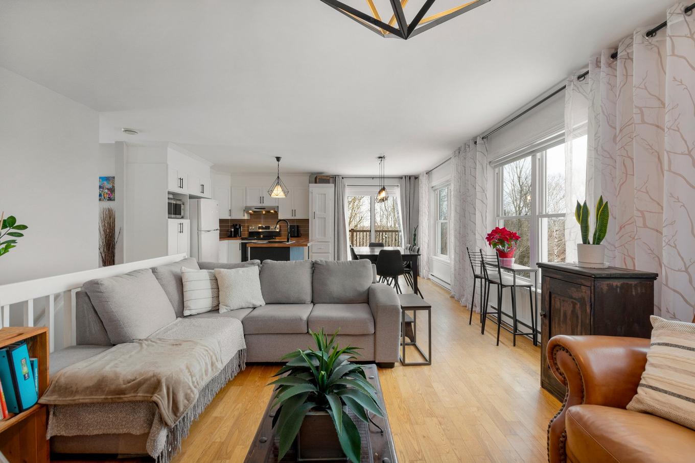 Salon - 19 Ch. De La Fleur-De-Lune, Saint-Sauveur, QC - Indoor Photo Showing Living Room