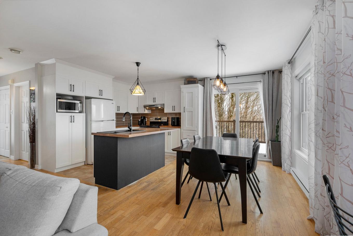 Cuisine - 19 Ch. De La Fleur-De-Lune, Saint-Sauveur, QC - Indoor