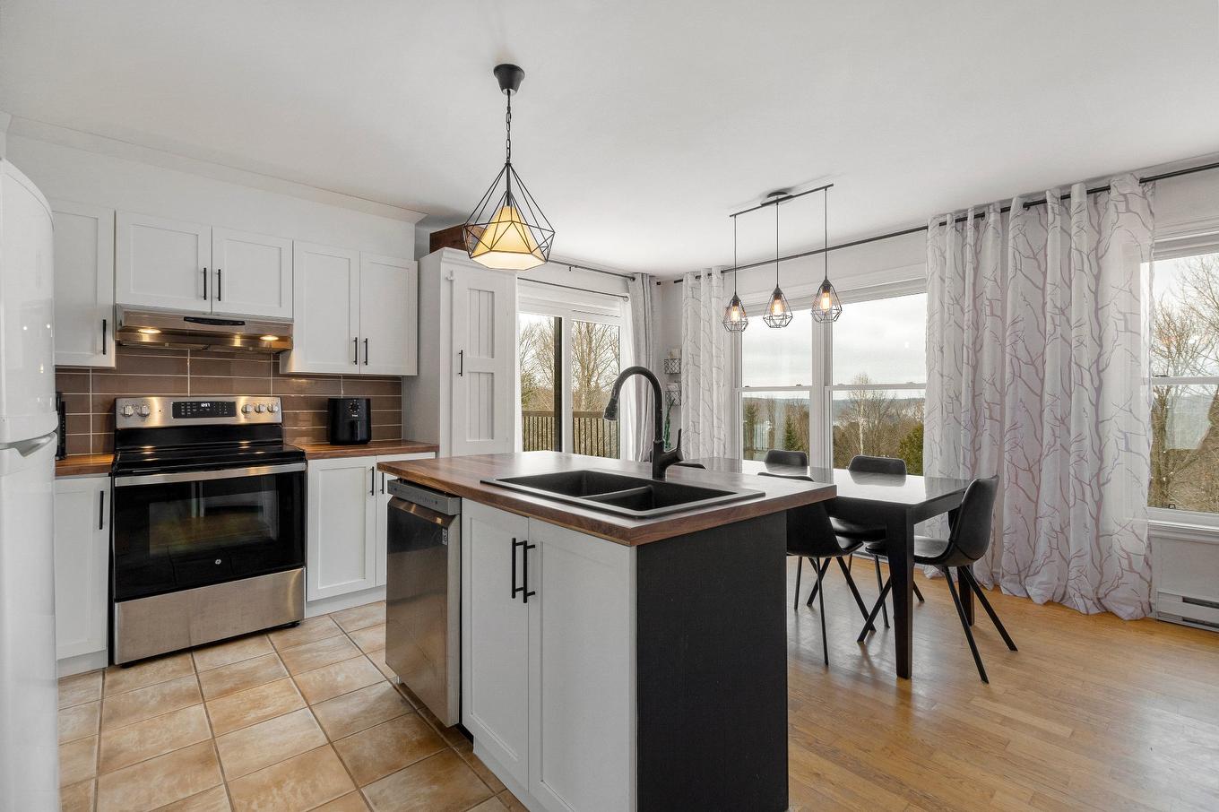 Cuisine - 19 Ch. De La Fleur-De-Lune, Saint-Sauveur, QC - Indoor Photo Showing Kitchen With Double Sink