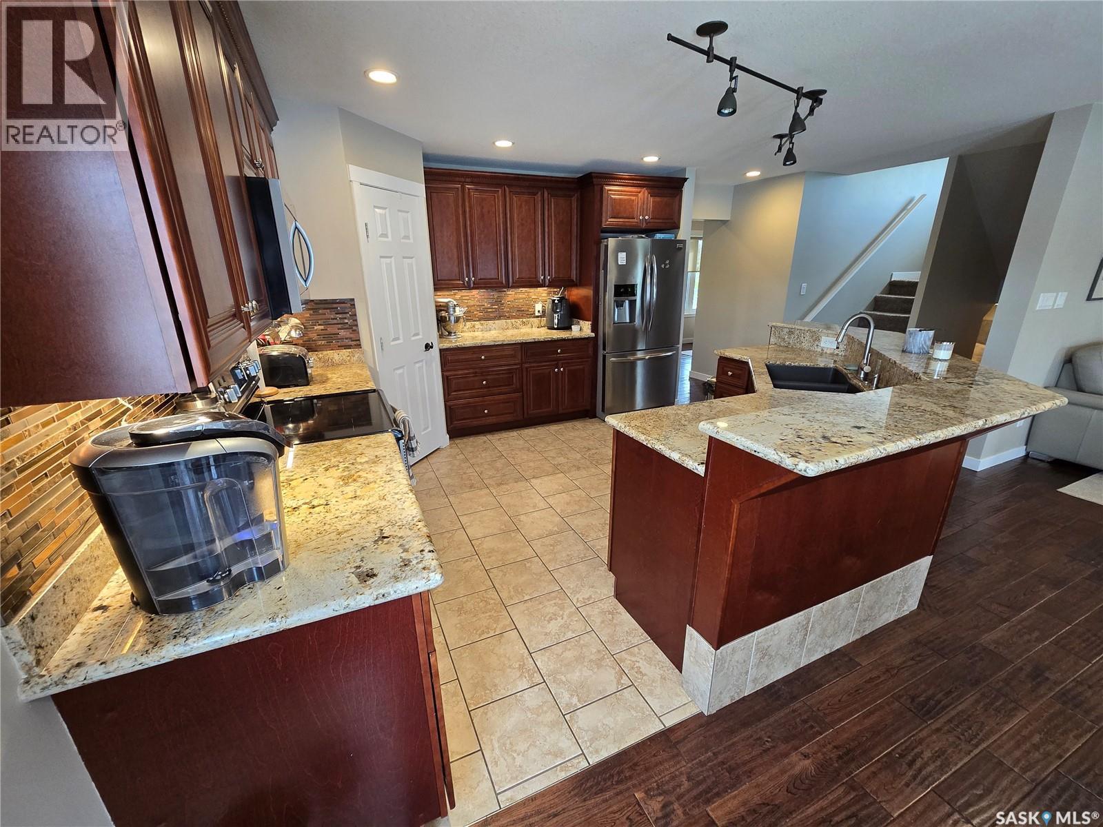 721 Barber Crescent, Weyburn, SK - Indoor Photo Showing Kitchen