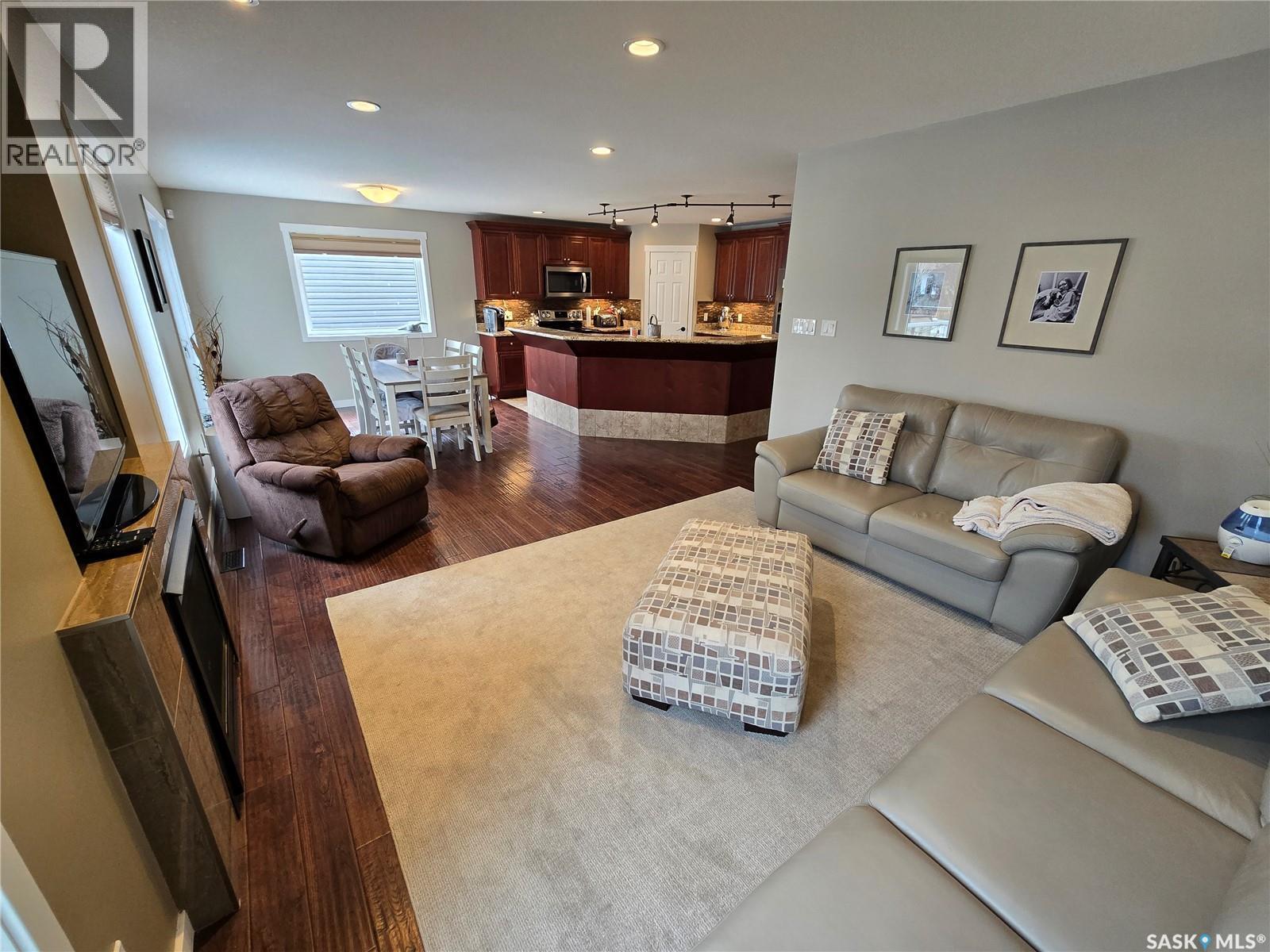 721 Barber Crescent, Weyburn, SK - Indoor Photo Showing Living Room