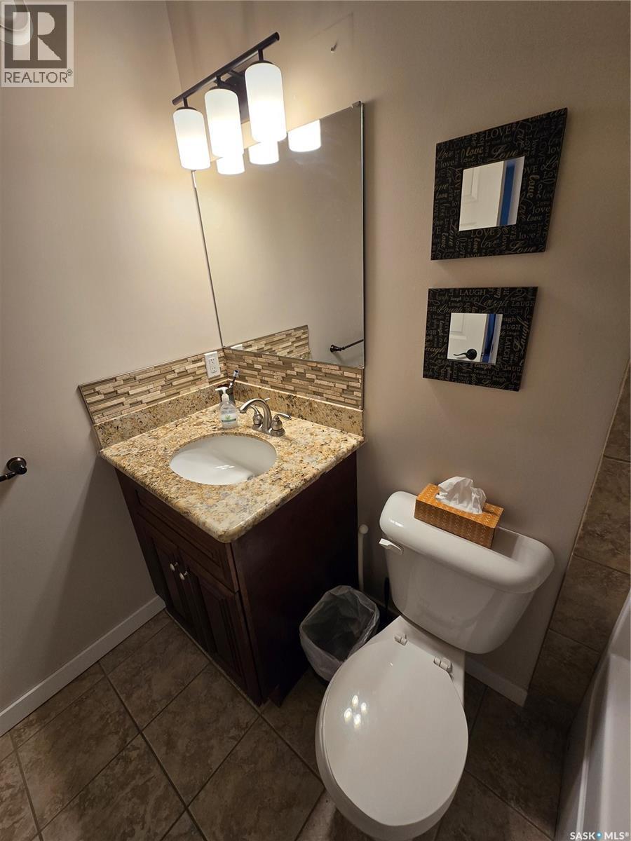 721 Barber Crescent, Weyburn, SK - Indoor Photo Showing Bathroom